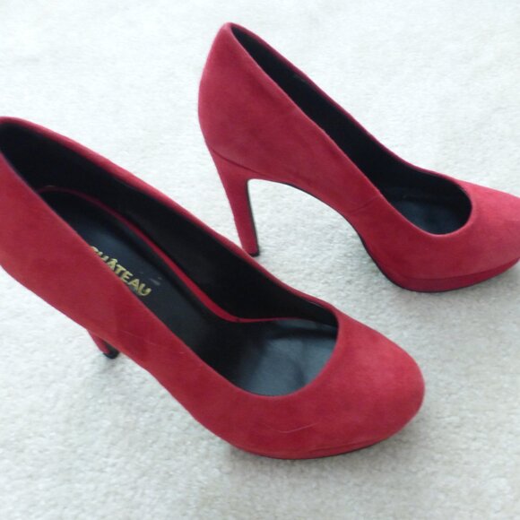 LE CHATEAU Red faux suede almond toe platform pumps - NWOT - Picture 3 of 10